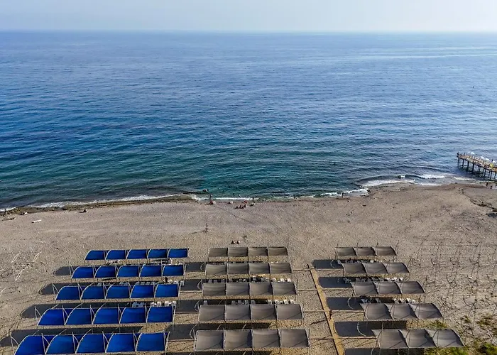 Grand Cortez Halal Family מלון